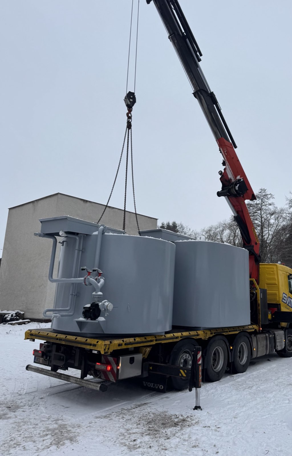 Detail výdejního stojanu s pistolí pro pohonné hmoty na firemní čerpací stanici