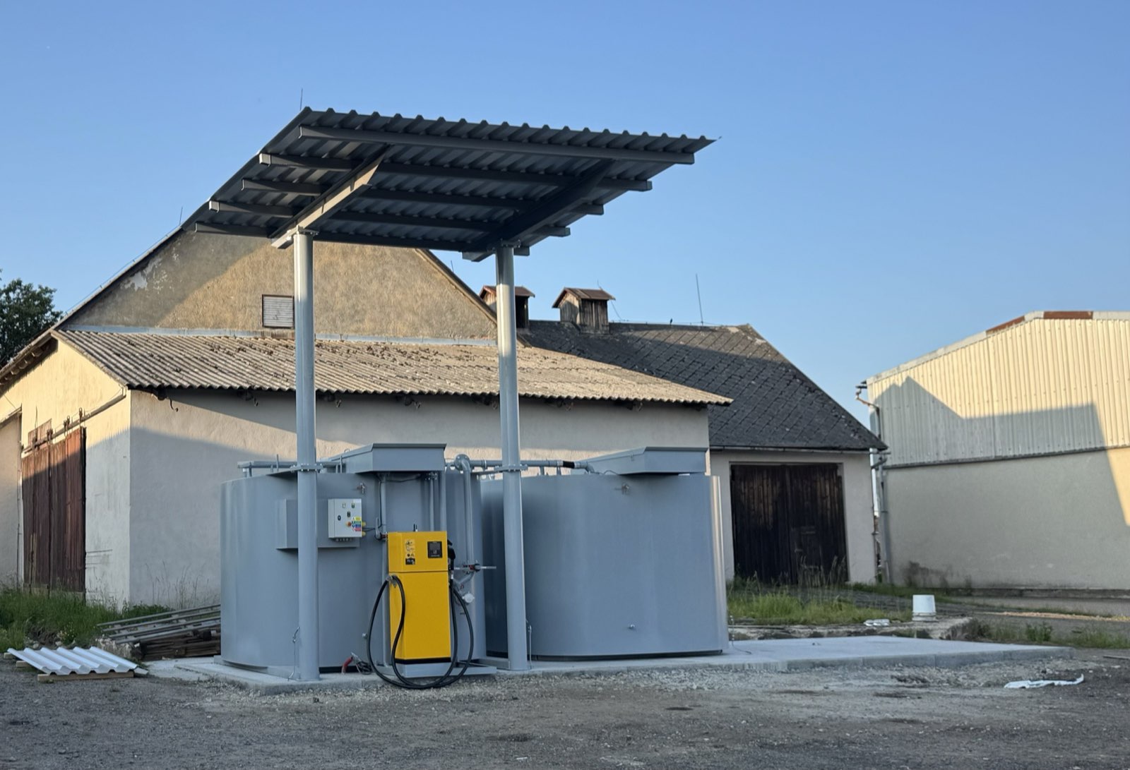 Výroba a svařování ocelové palivové nádrže ve výrobním závodu FuelingBest