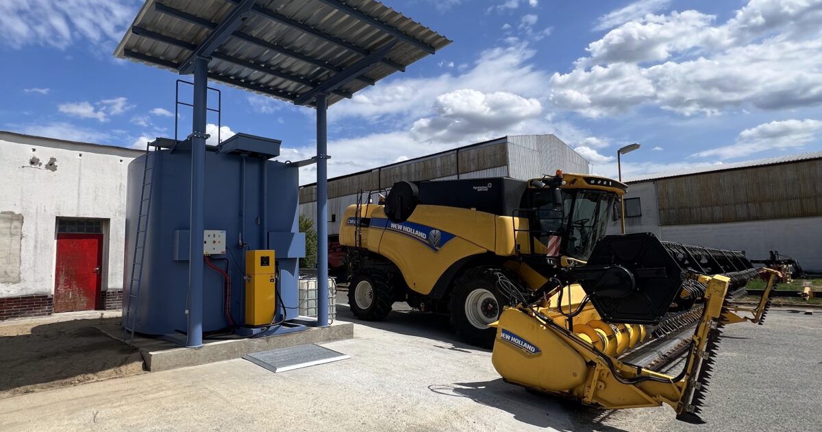 Svářeč při výrobě ocelové konstrukce pro čerpací stanici — kovovýroba FuelingBest