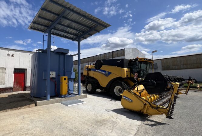 Svářeč při výrobě ocelové konstrukce pro čerpací stanici — kovovýroba FuelingBest