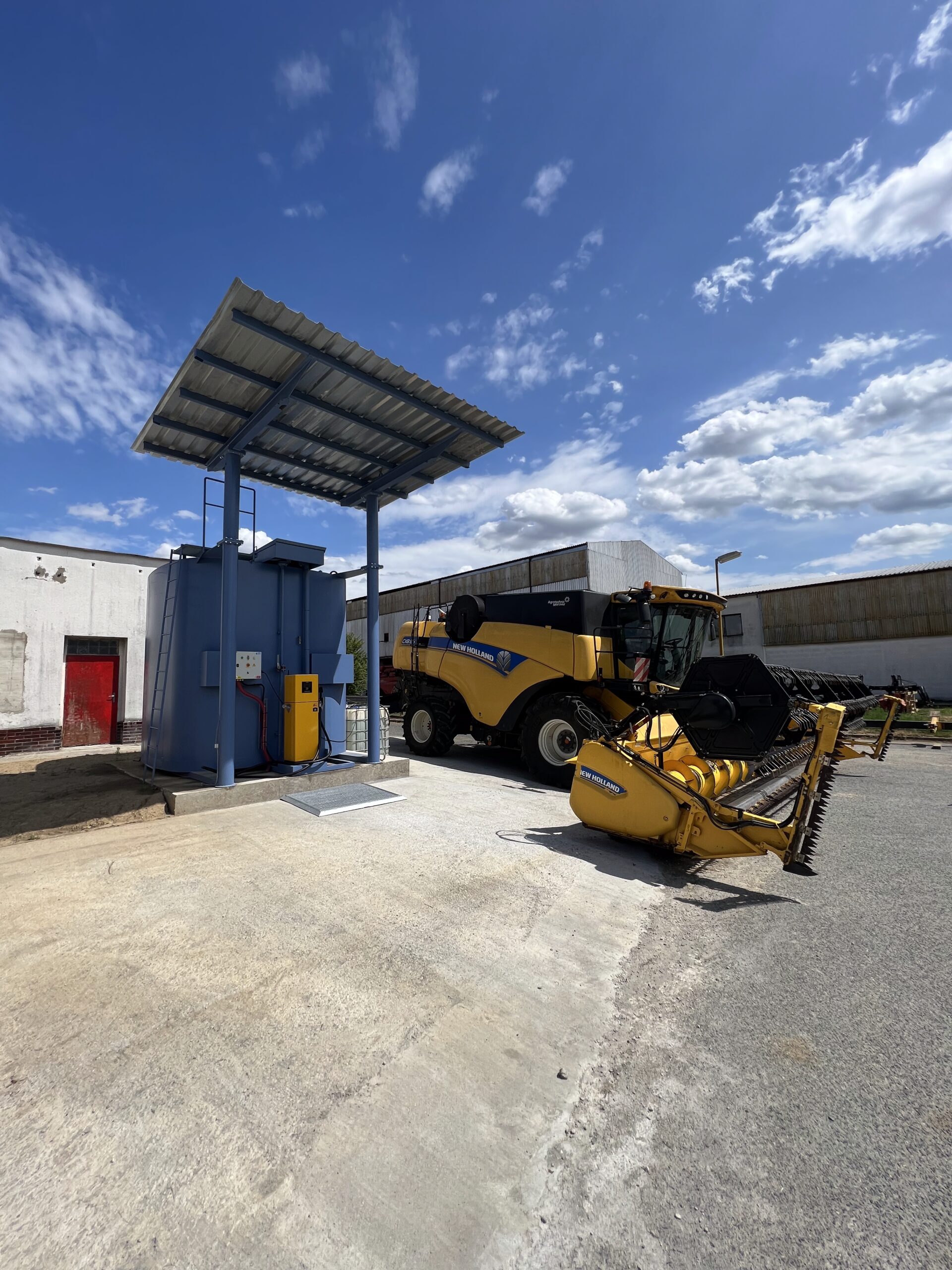 Svářeč při výrobě ocelové konstrukce pro čerpací stanici — kovovýroba FuelingBest