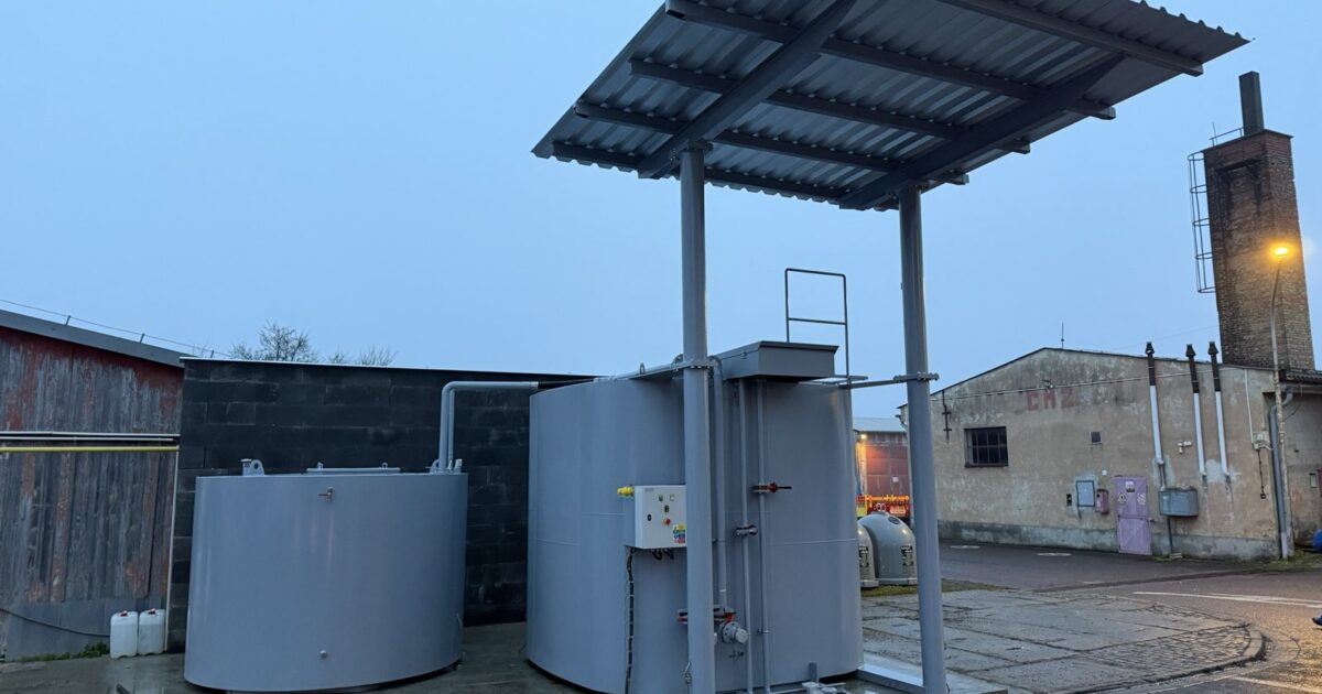 Pracovník při svařování ocelové konstrukce v rámci kovovýroby FuelingBest