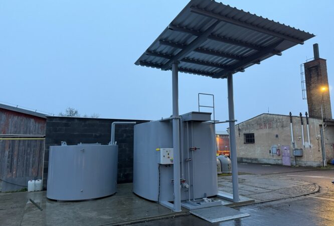 Pracovník při svařování ocelové konstrukce v rámci kovovýroby FuelingBest