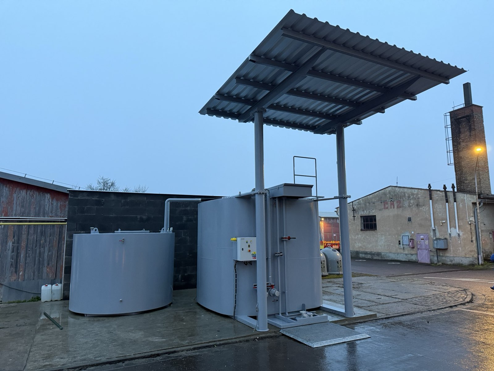 Pracovník při svařování ocelové konstrukce v rámci kovovýroby FuelingBest