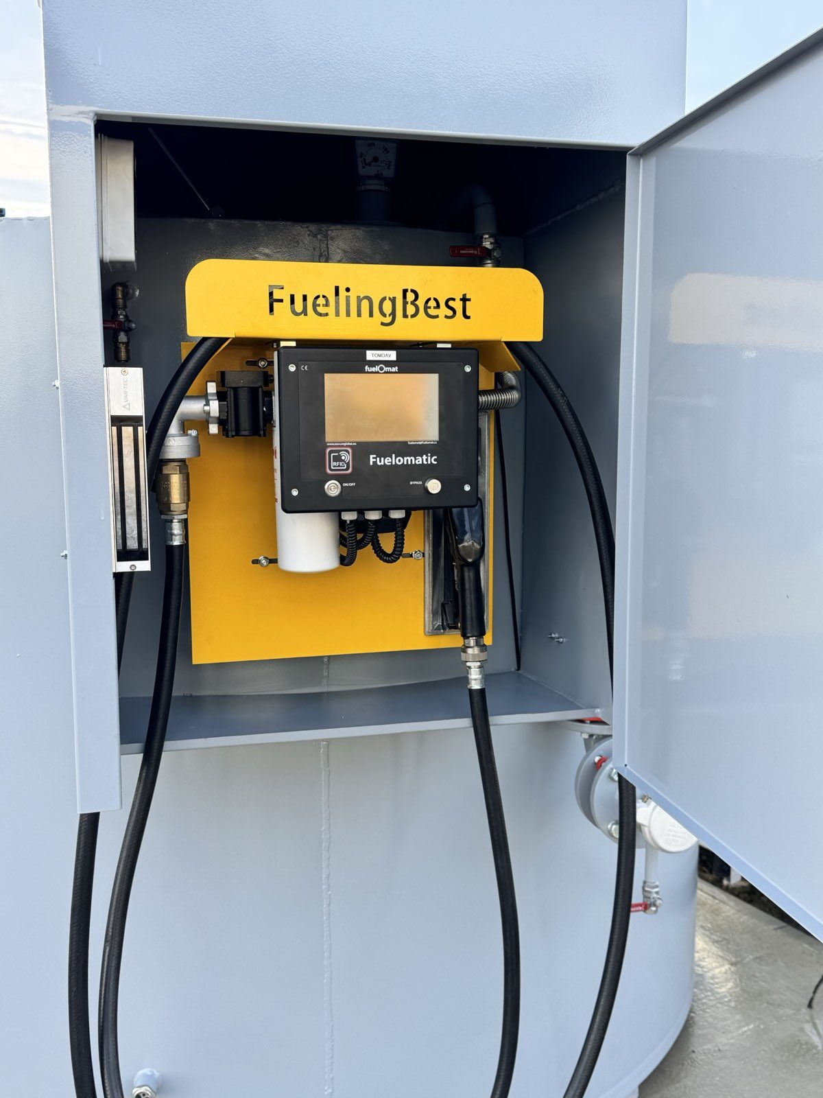 Firemní čerpací stanice FuelingBest v provozu — vozidla u výdejního stojanu