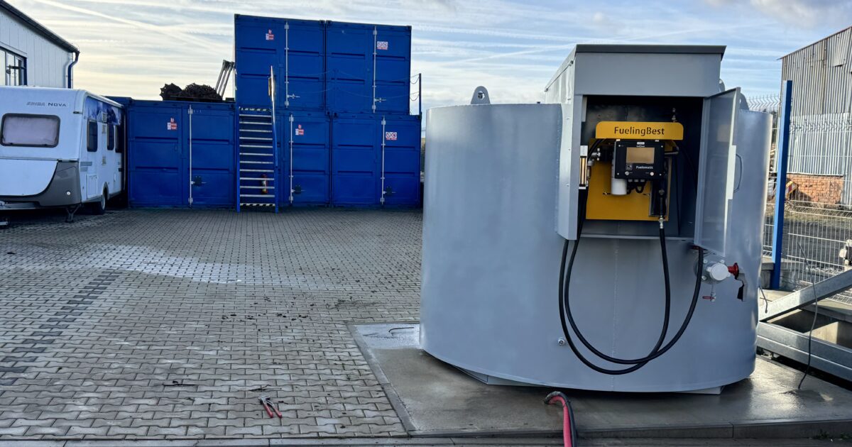 Firemní vozidla tankující na čerpací stanici FuelingBest v provozu