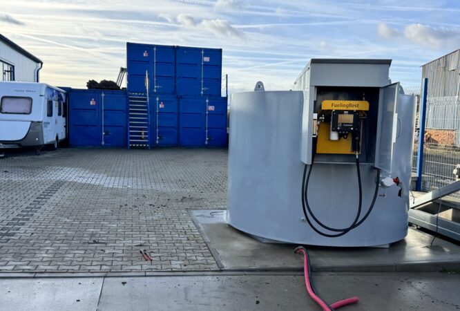 Firemní vozidla tankující na čerpací stanici FuelingBest v provozu