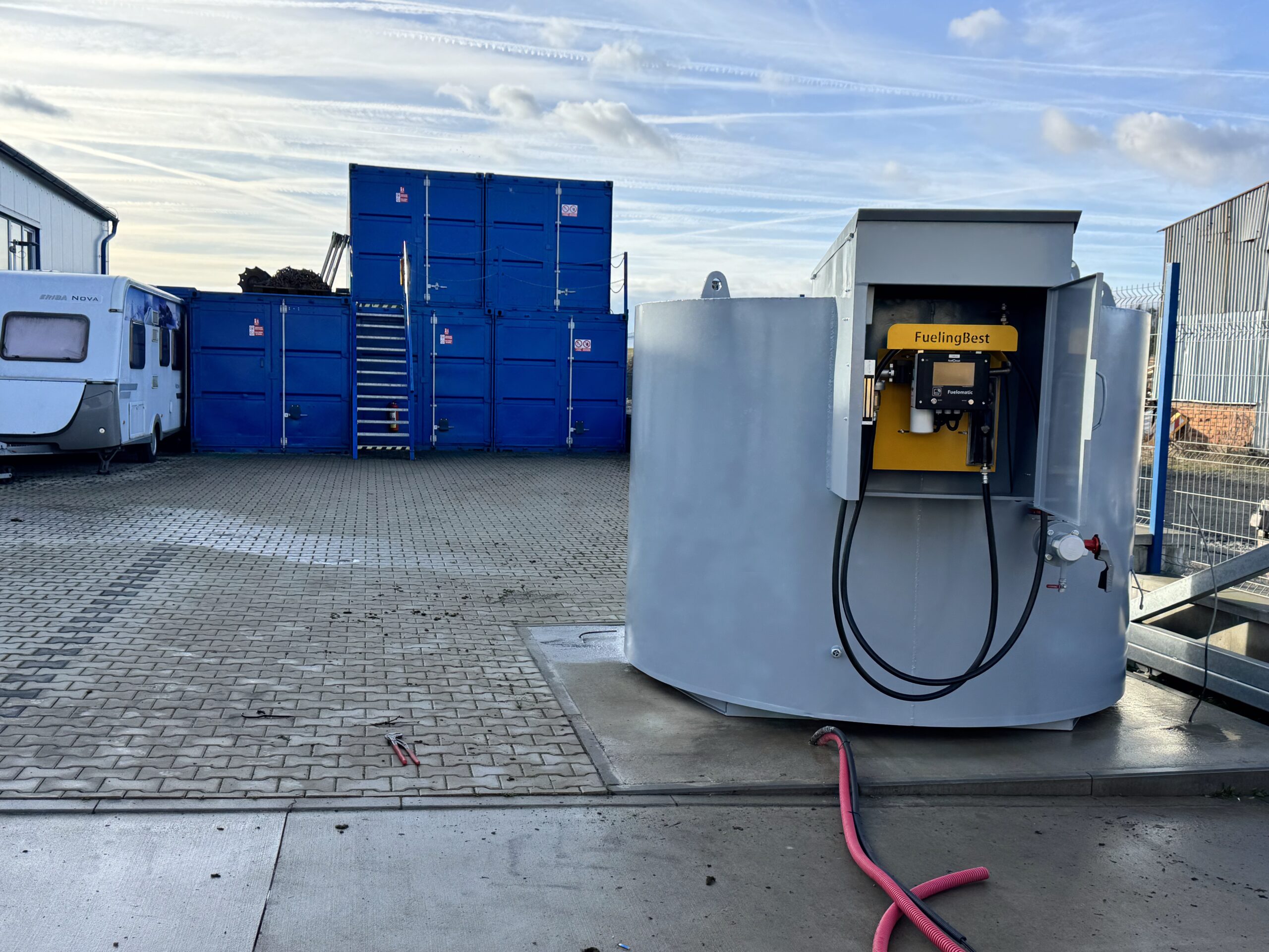 Firemní vozidla tankující na čerpací stanici FuelingBest v provozu